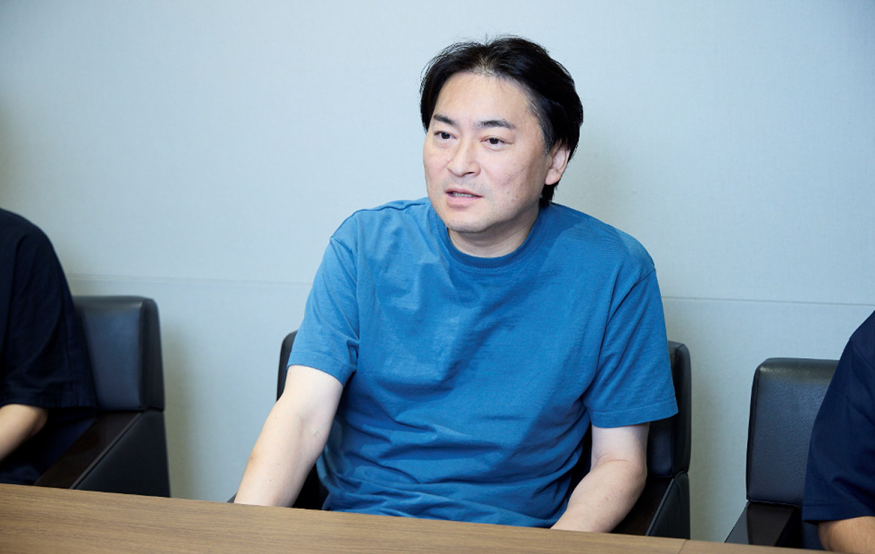 インタビューを受ける平さんの画像