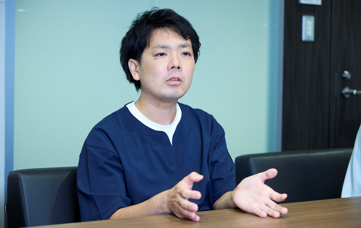 インタビューを受ける斎藤さんの画像