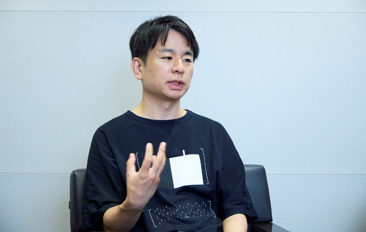 インタビューを受ける山本さんの画像