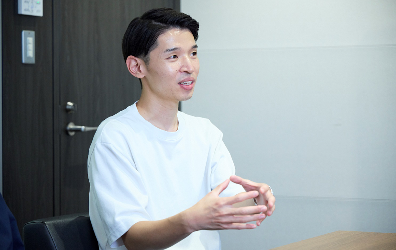 インタビューを受ける岡原さんの画像