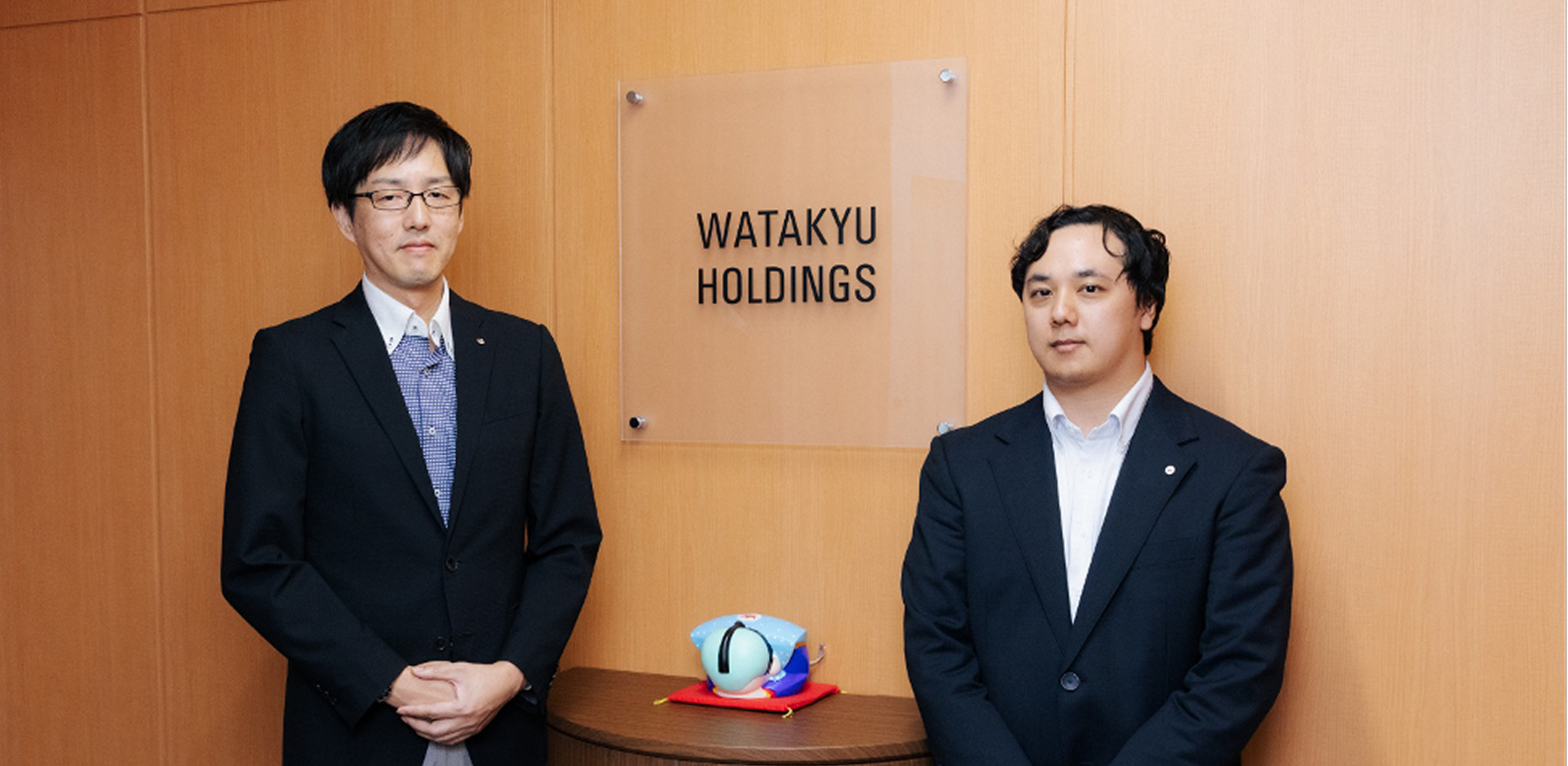 ワタキューホールディングスのエントランスで社員2人が並んでいる様子