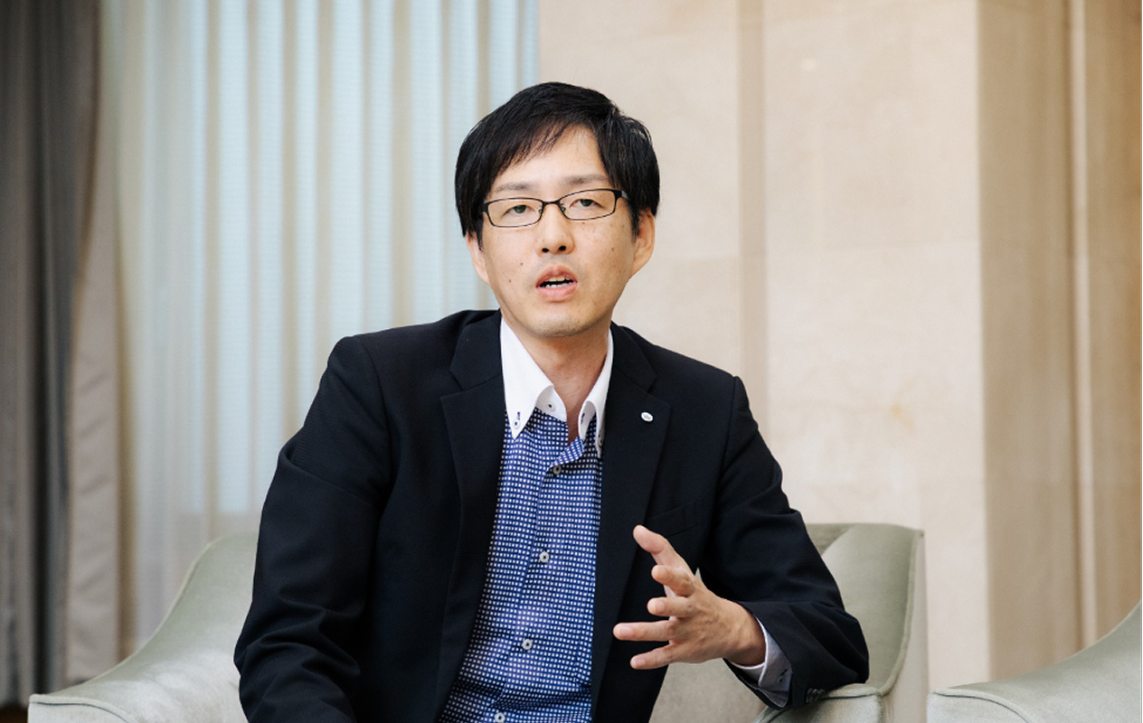 インタビューを受ける泥谷さんの画像