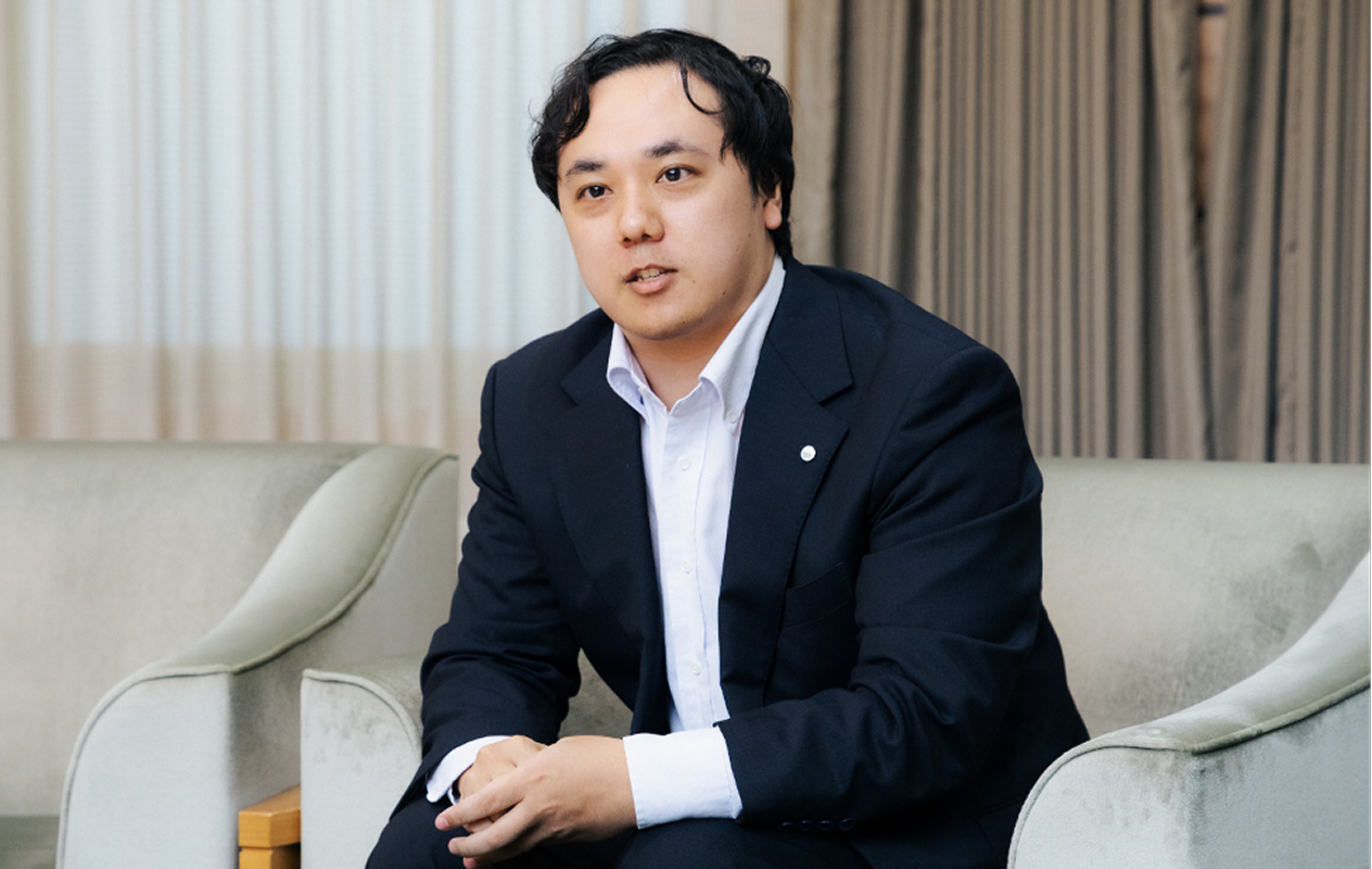 インタビューを受ける小野さんの画像